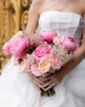 Bouquet de mariée rose – Pivoines, Œillets, Astilbe, Roses & Ozothamnus