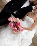 Bouquet de mariée rose – Pivoines, Œillets, Astilbe, Roses & Ozothamnus