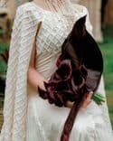 Bouquet de mariée Élégance Sombre – Callas bordeaux & feuilles de philodendron 