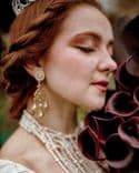 Bouquet de mariée Élégance Sombre – Callas bordeaux & feuilles de philodendron 
