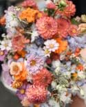 Bouquet de Mariée & Boutonnière d’Automne – Dahlias, Œillets d’Inde & Cosmos