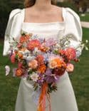 Bouquet de Mariée & Boutonnière d’Automne – Dahlias, Œillets d’Inde & Cosmos