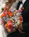 Bouquet de Mariée & Boutonnière d’Automne – Dahlias, Œillets d’Inde & Cosmos