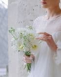 Bouquet de mariée blanc avec dahlias et oxypetalum