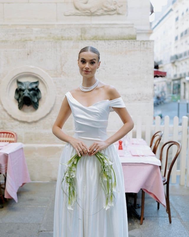 Trendy Curved Calla Bridal Bouquet – Paris Modern Wedding Style