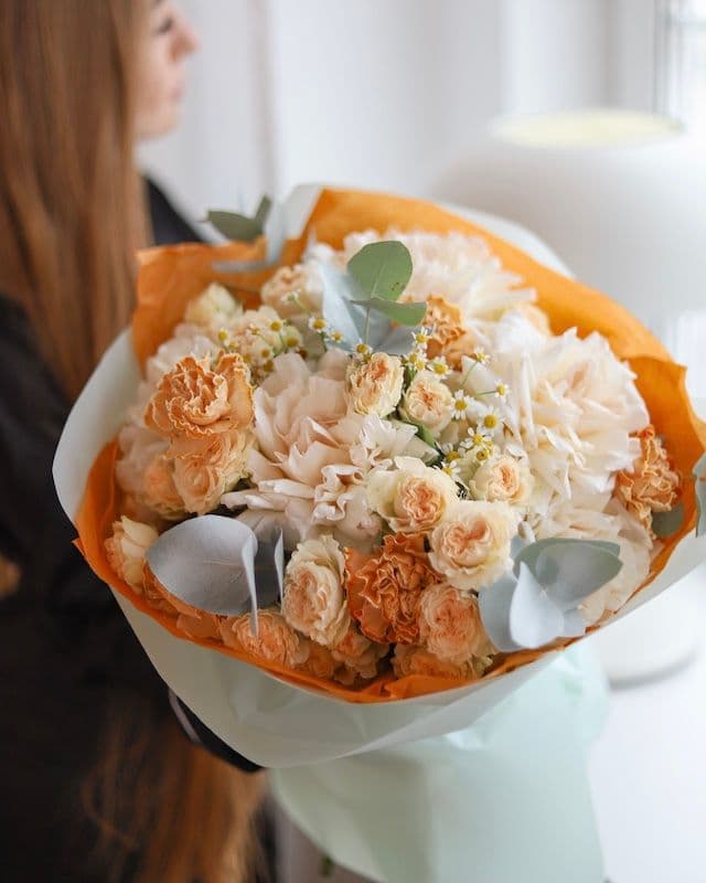 Bouquet chaleureux avec la rose White O'Hara