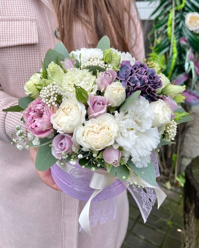 Boîte avec eustoma 'Alice,' œillets et roses