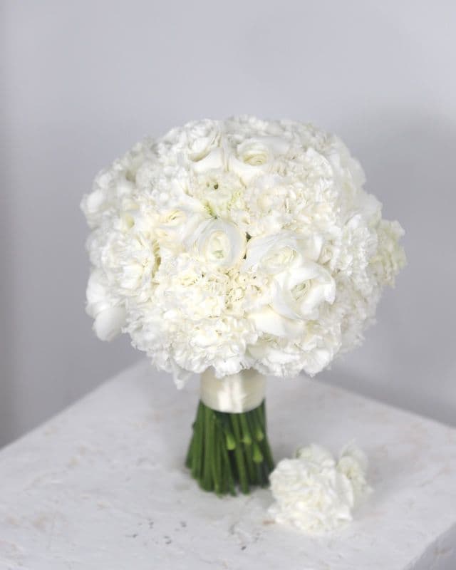 Bouquet de mariée blanc avec ranunculus, lisianthus et œillet