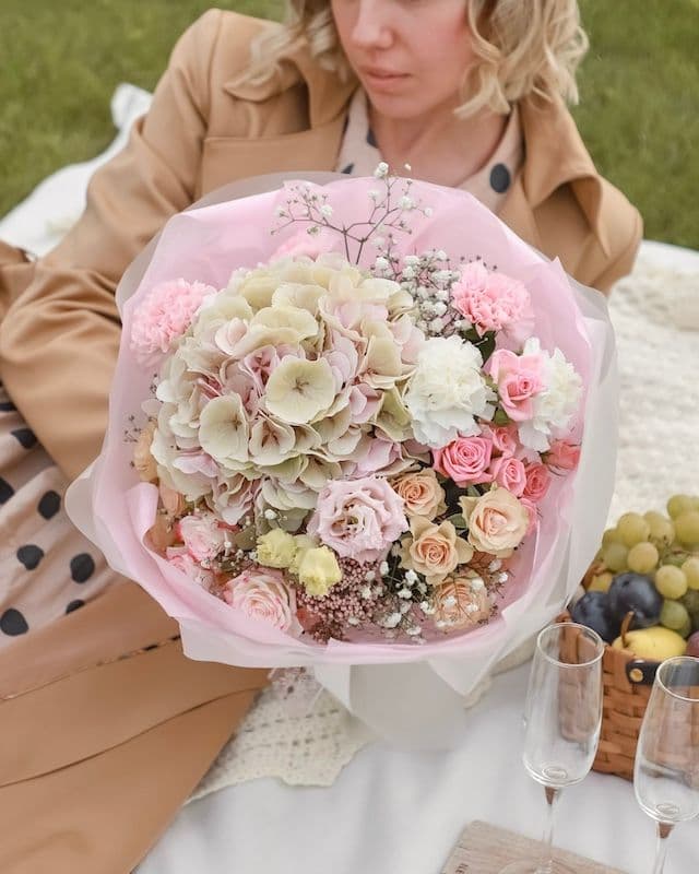 Bouquet aérien de roses buissonnes et d'hortensias