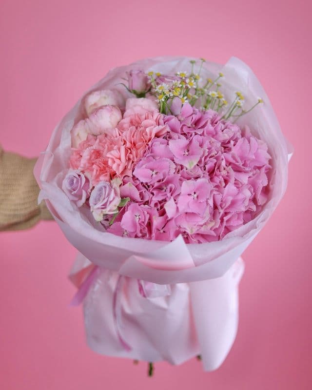 Bouquet compliment d'hortensia, de roses et d'œillets