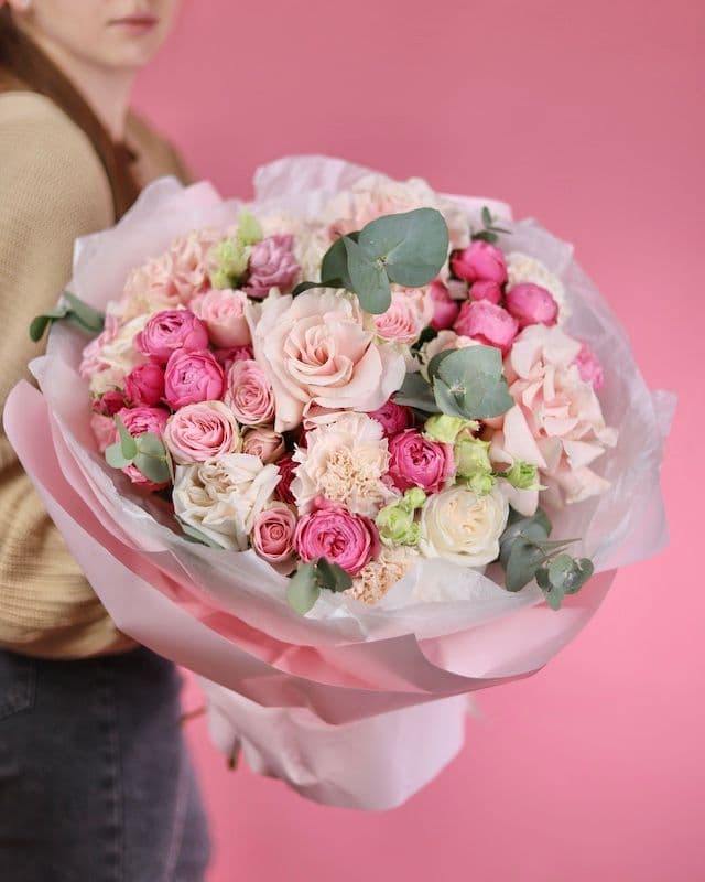 Bouquet fraise avec des roses Pink Mondial et Silva Pink