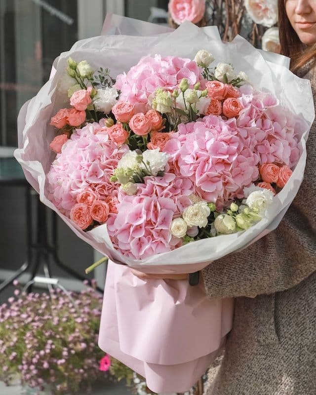 Bouquet luxueux avec des hortensias, du lisianthus et des roses Bombastic
