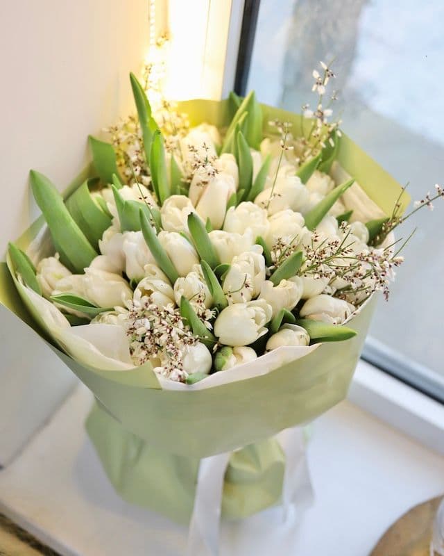 Bouquet de printemps de tulipes blanches et de genêt