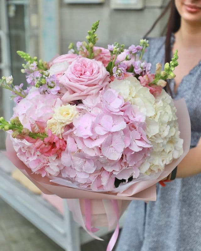 Bouquet envoûtant avec des hortensias roses et des roses