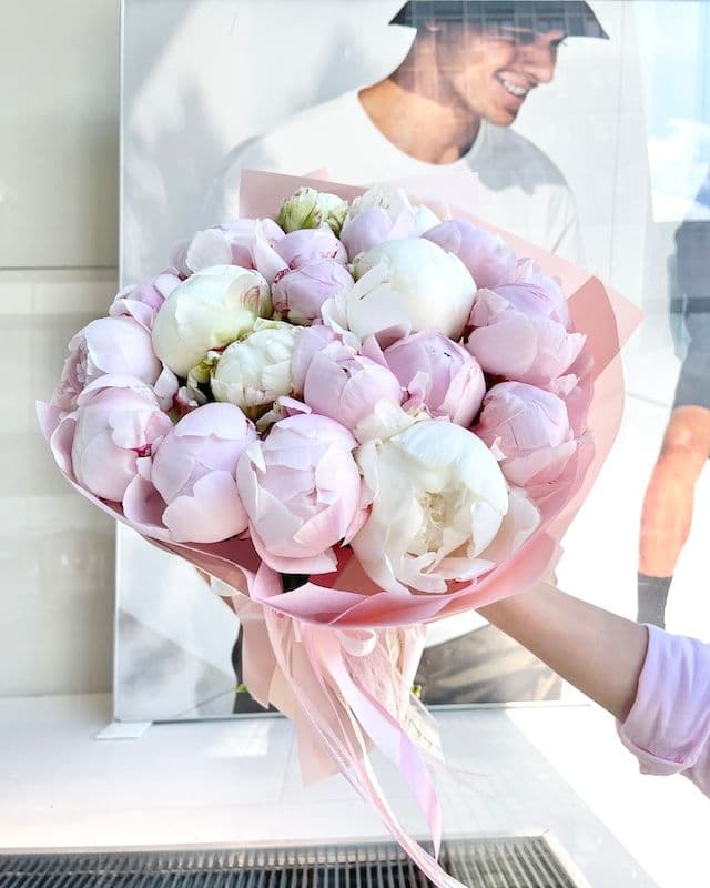 Bouquet aromatique de 19 pivoines Sarah Bernhardt