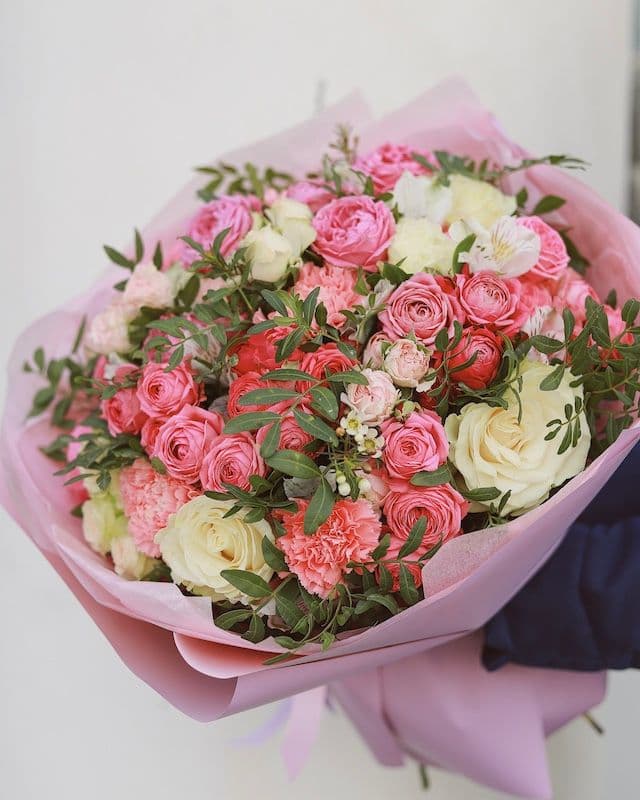 Bouquet luxueux avec la rose Classic Sensation et de la verdure