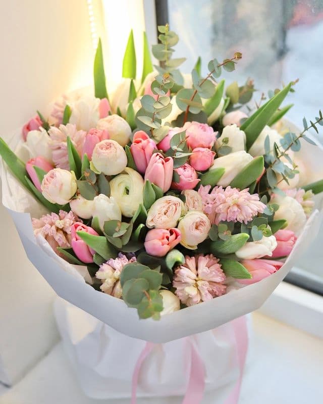 Bouquet de printemps de renoncules, tulipes et jacinthes