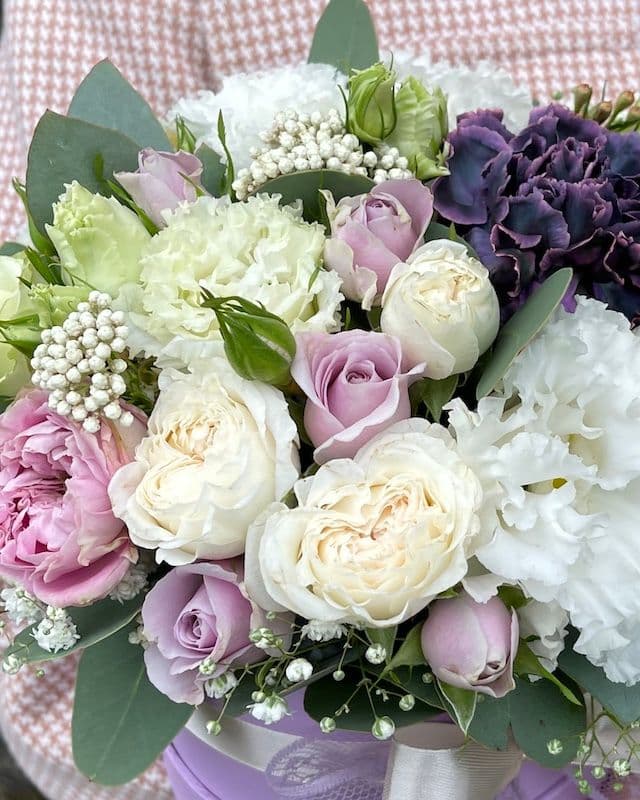 Boîte avec eustoma 'Alice,' œillets et roses