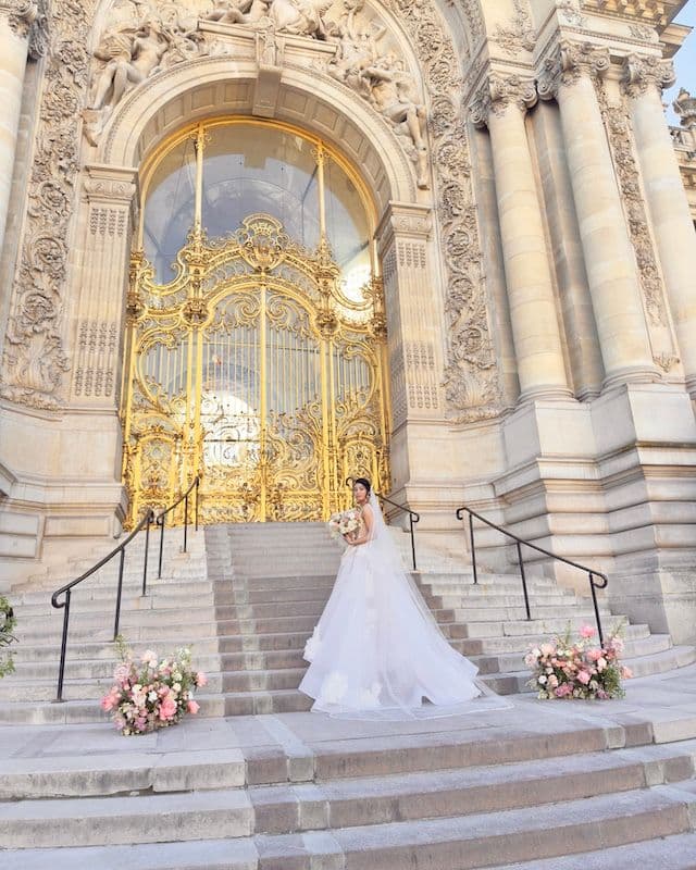 Set de cérémonie – Deux compositions au sol, bouquet de mariée et boutonnière