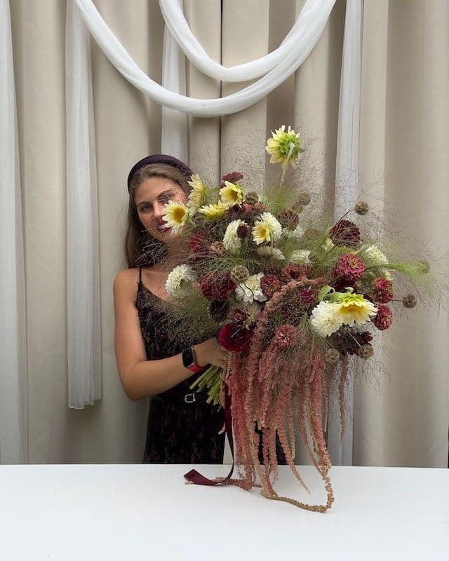Composition florale automnale dans une riche palette – Tournesols, Dahlias, Panicum