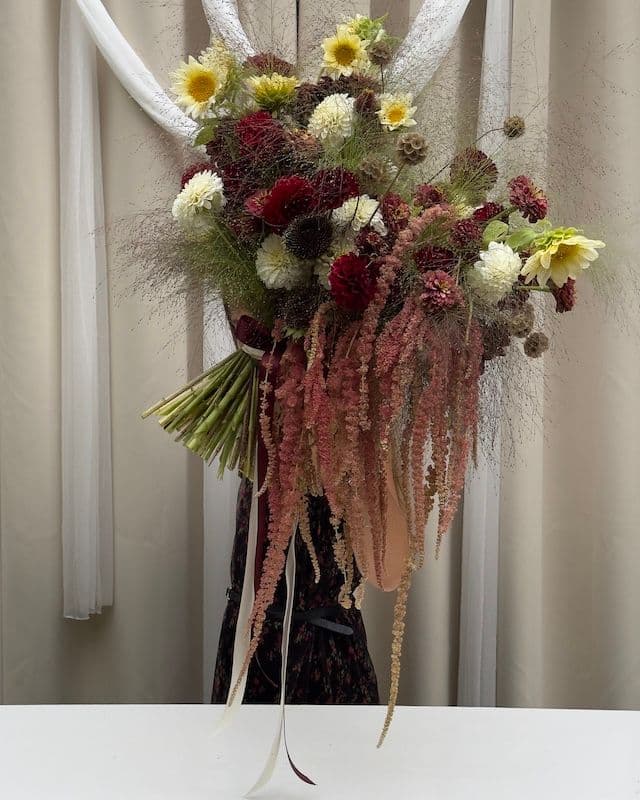 Composition florale automnale dans une riche palette – Tournesols, Dahlias, Panicum