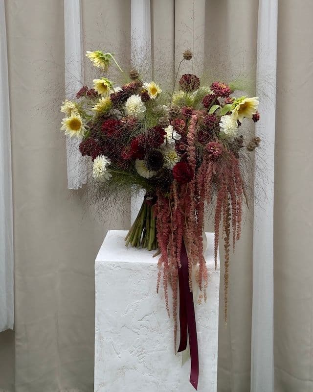 Composition florale automnale dans une riche palette – Tournesols, Dahlias, Panicum