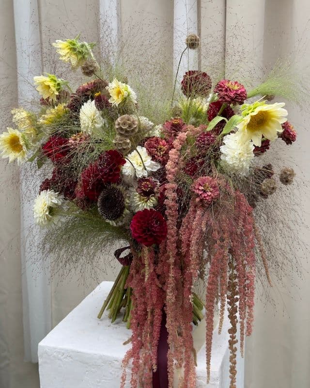 Composition florale automnale dans une riche palette – Tournesols, Dahlias, Panicum