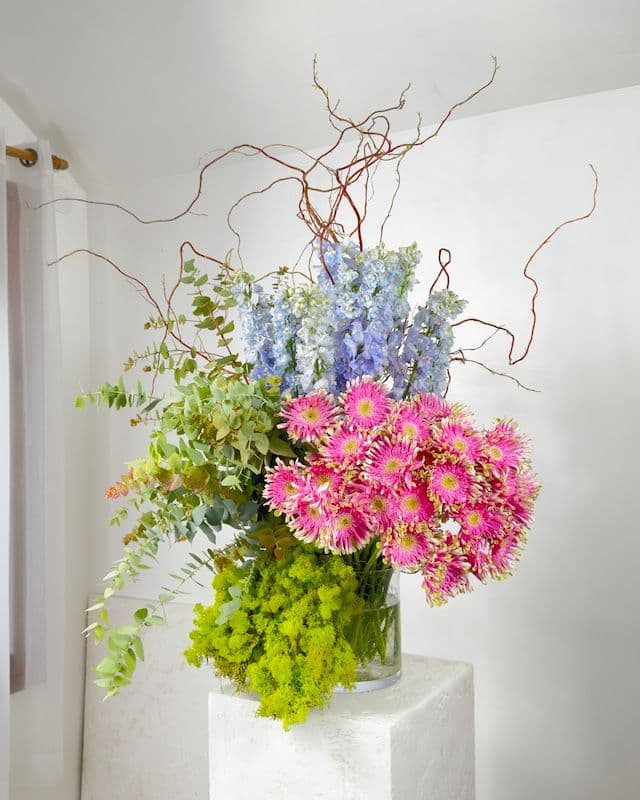 Composition florale moderne et excentrique avec gerberas Pasta roses, delphinium bleu, eucalyptus