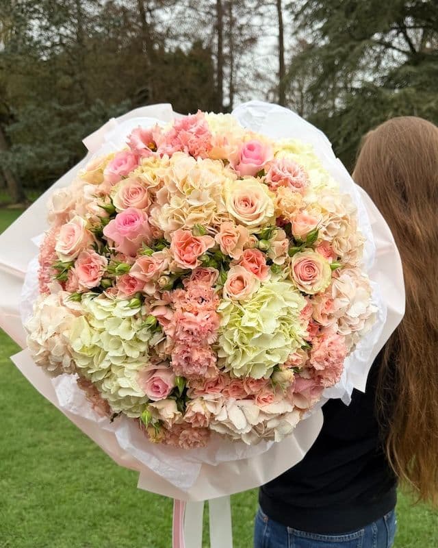 Bouquet d’hortensias et de roses
