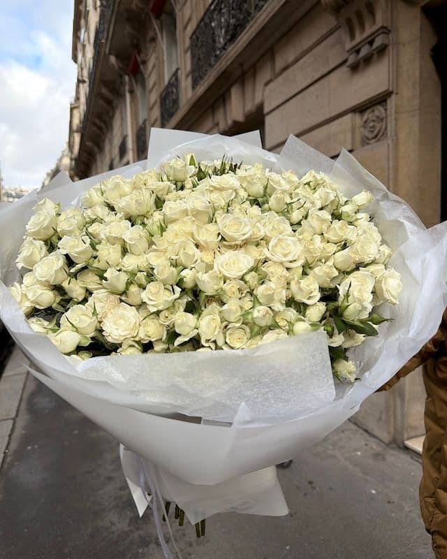 Bouquet de 50 roses blanches branchues