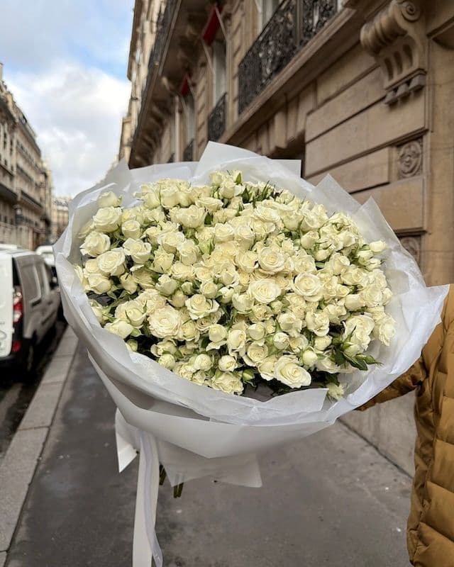 Bouquet de 50 roses blanches branchues