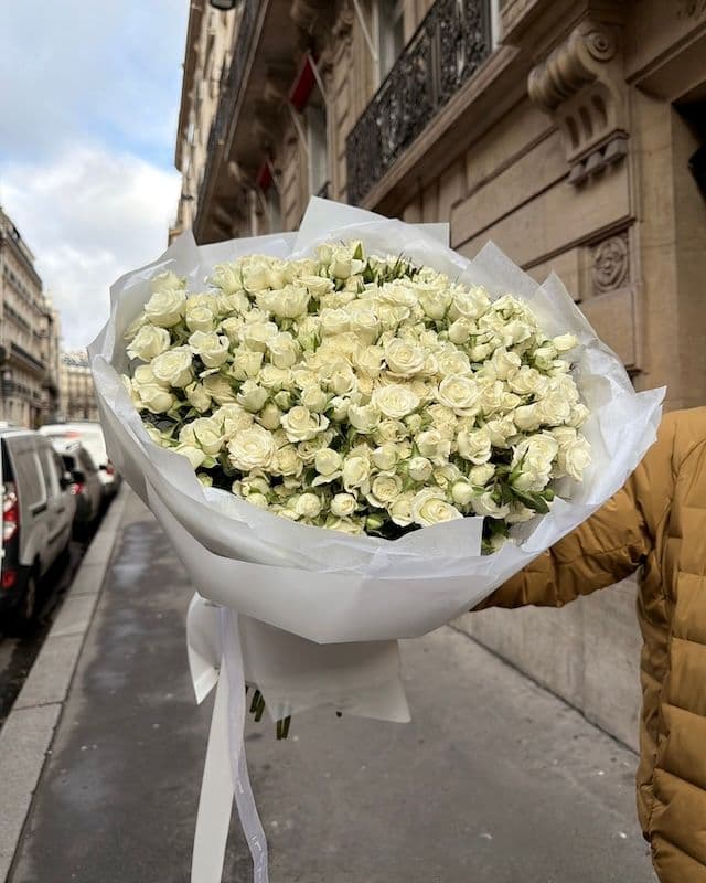 Bouquet de 50 roses blanches branchues