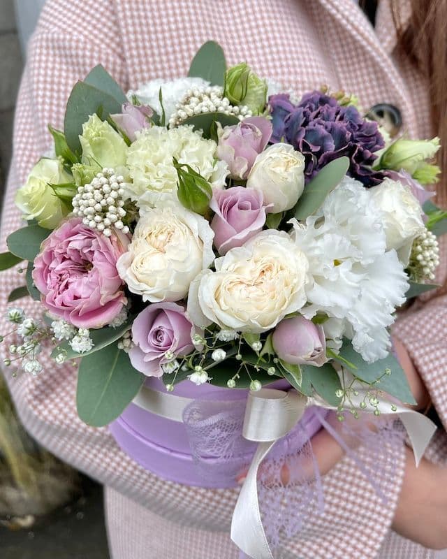 Boîte avec eustoma 'Alice,' œillets et roses
