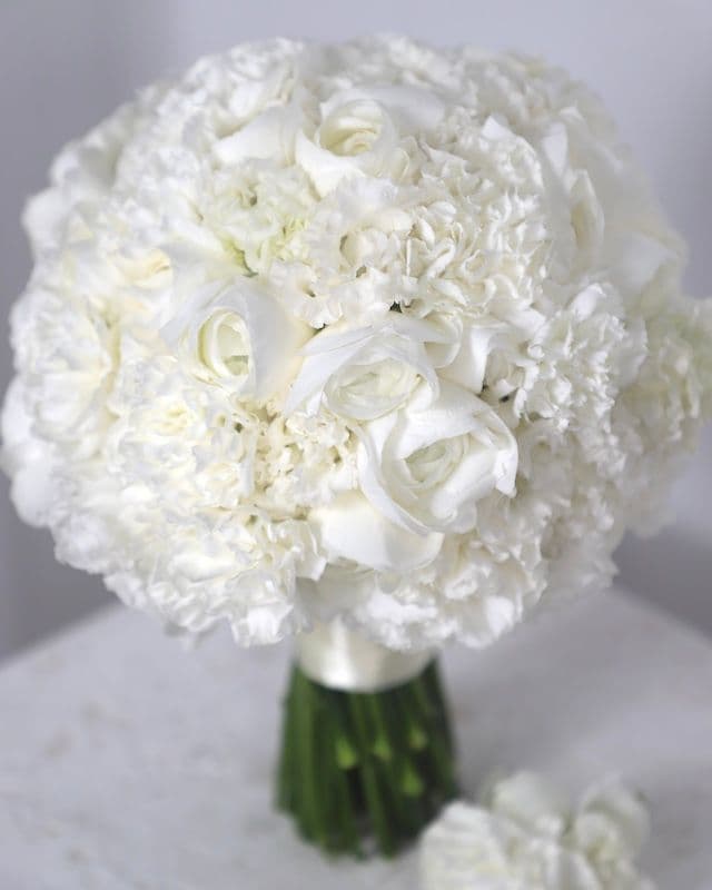 Bouquet de mariée blanc avec ranunculus, lisianthus et œillet