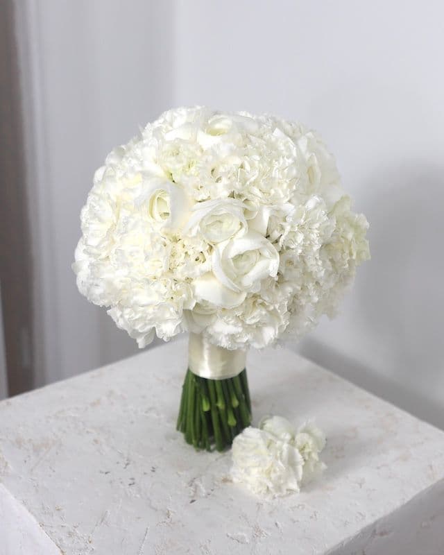 Bouquet de mariée blanc avec ranunculus, lisianthus et œillet