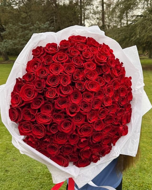 Bouquet 100 roses Freedom rouges - généreux