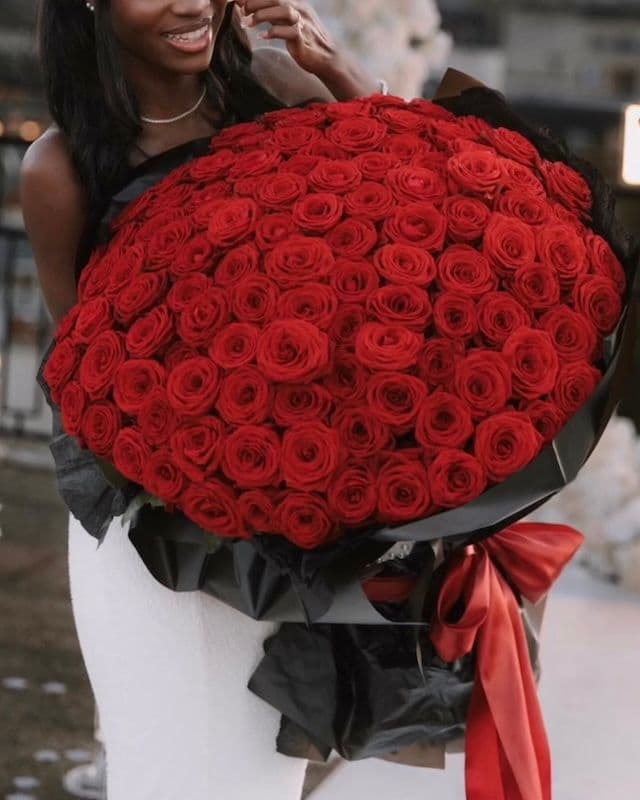 Bouquet 100 roses Red Naomi rouges - luxe