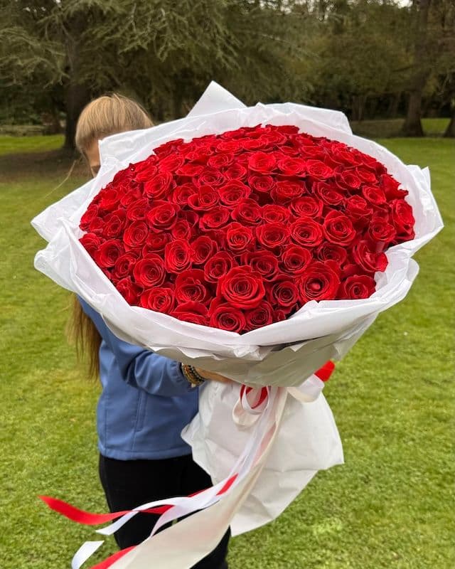 Bouquet 100 roses Freedom rouges - généreux