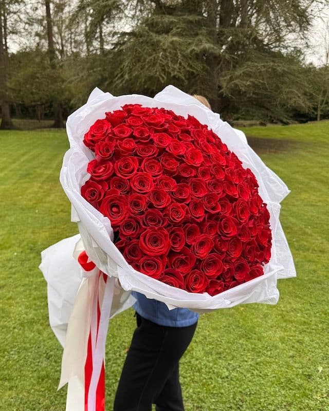 Bouquet 100 roses Freedom rouges - généreux