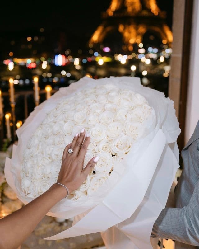 Bouquet 100 roses blanches, hauteur 70 cm