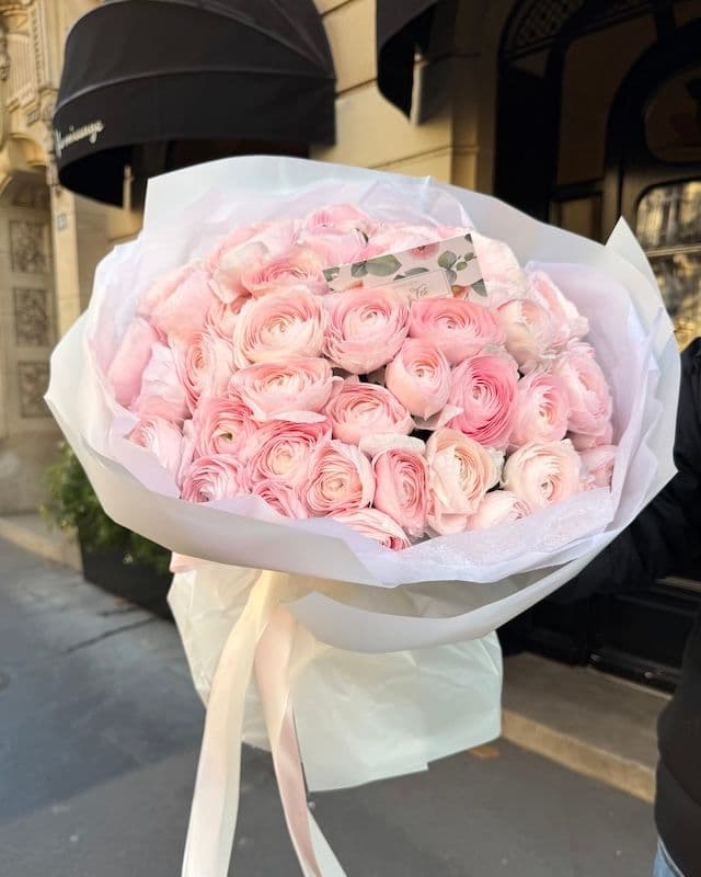 Bouquet 50 renoncules Hanoi roses - luxe