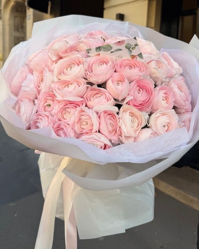 Bouquet 50 renoncules Hanoi roses - luxe