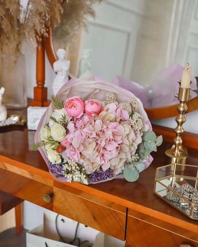 Bouquet avec hortensia et rose Silvia Pink