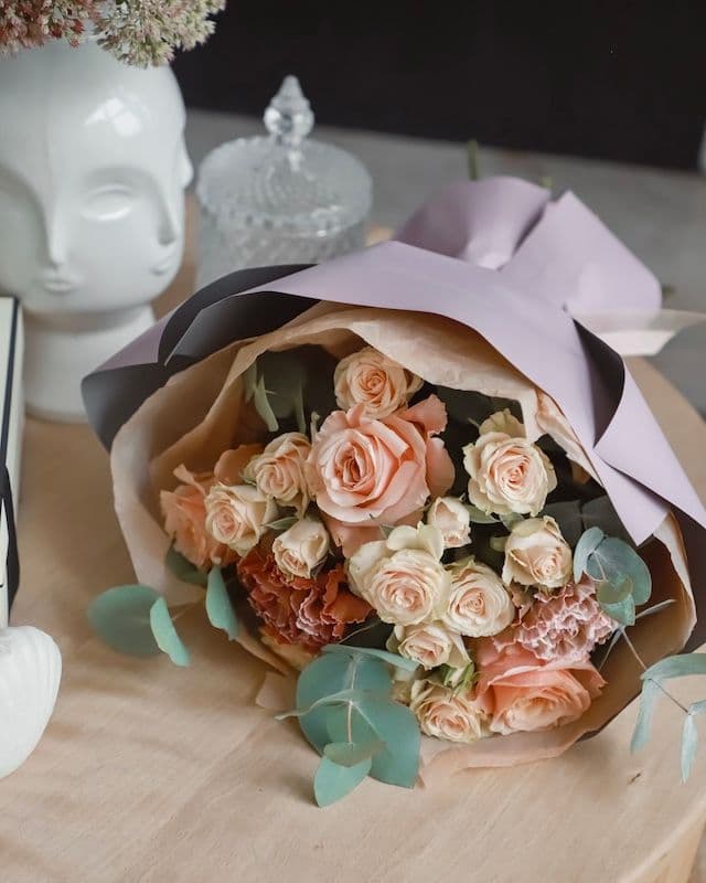 Bouquet de café avec rose Shimmer et œillets