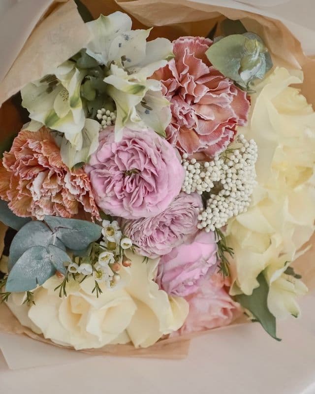 Bouquet Lumineux avec des Roses Silver Bubbles et Mondial