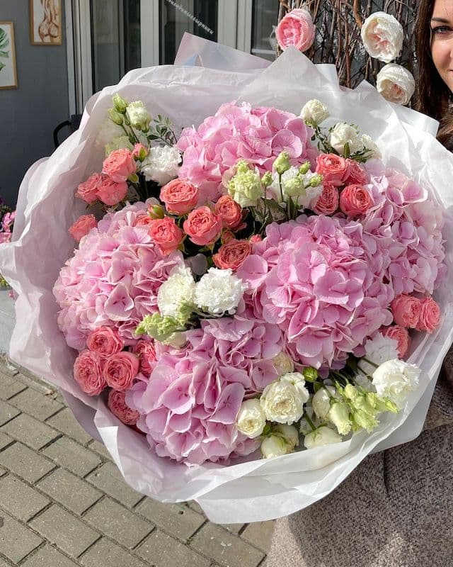 Bouquet luxueux avec des hortensias, du lisianthus et des roses Bombastic