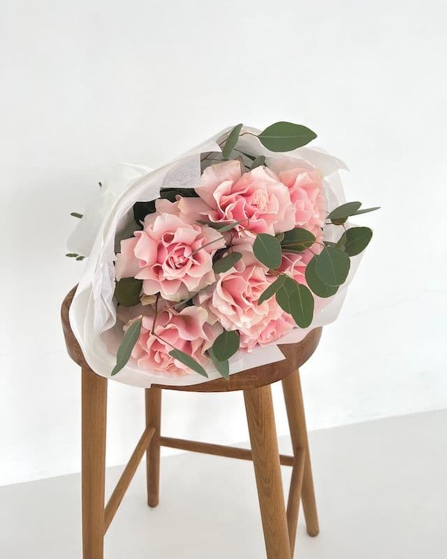 Monobouquet de rose Pink Mondial et d'eucalyptus
