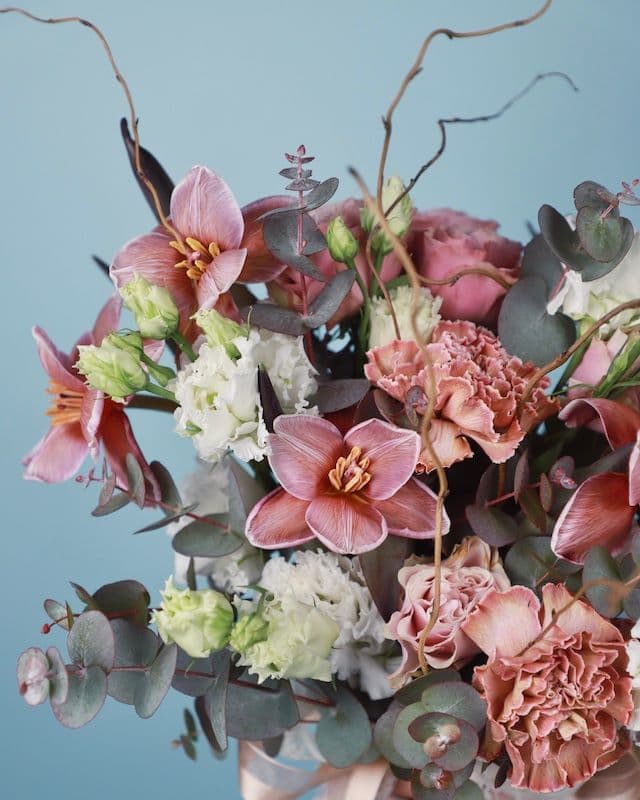 Bouquet mystérieux avec des tulipes Brownis et des œillets