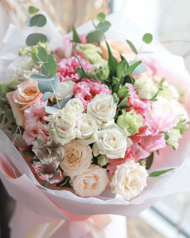 Bouquet en porcelaine avec des roses buisson Royales Porcelaine