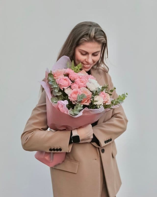 Bouquet romantique avec la rose buisson Juliette et le chrysanthème Holiday